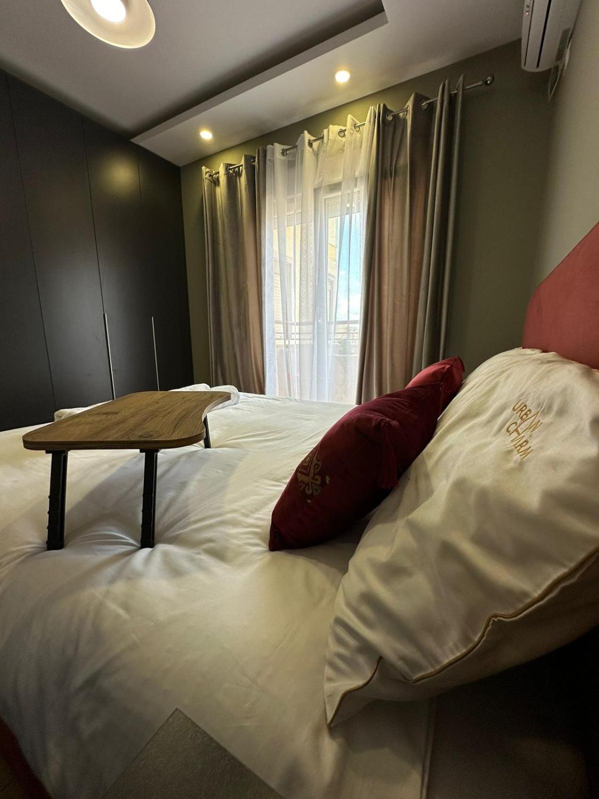 Urban Charm Studio With Balcony Tirana Exteriör bild